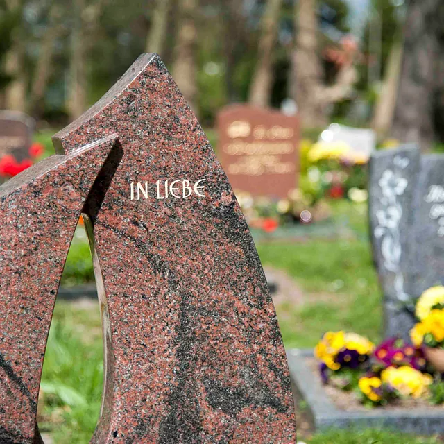 Ein Grabmal auf einem Friedhof