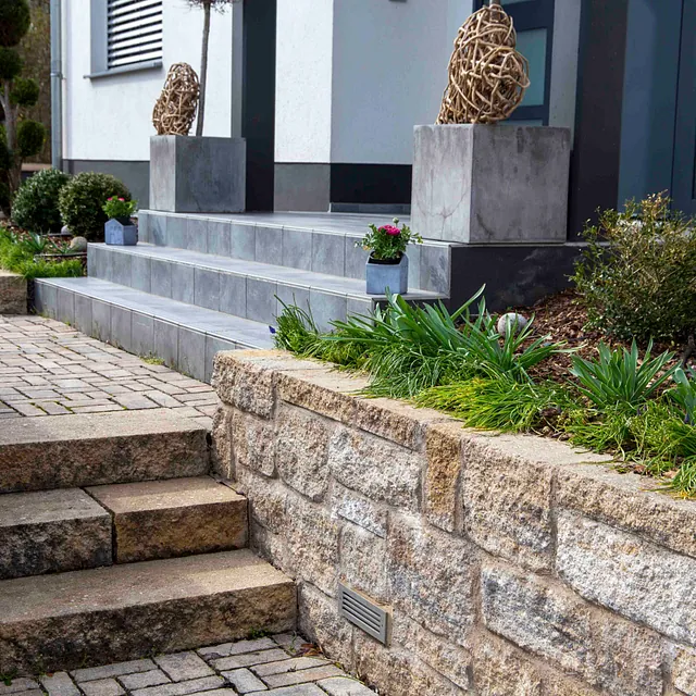 Eine Steintreppe auf einem Haus-Grundstück